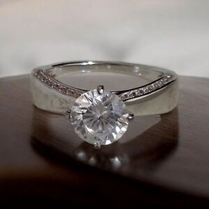 BELLA LUCE DIAMOND SIMULANT SOLITAIRE RING SIZE 8